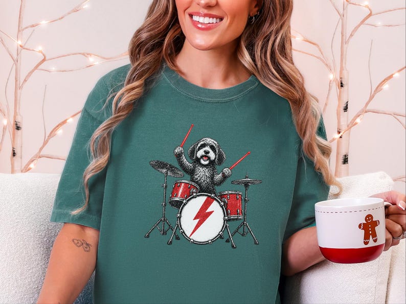 Cavapoo-shirt, cadeau voor Cavapoo-moeder, rockende drummer-shirt, hond die drumt, shirt voor muziekliefhebbers, rockband-shirt, grappig cadeau voor hondenbezitters afbeelding 6