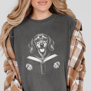 Camiseta de lectura para perros salchicha, regalo para amantes de los libros, camiseta de biblioteca para perros salchicha, regalo para mamás de perros salchicha, camiseta de biblioteca para perros salchicha imagen 2
