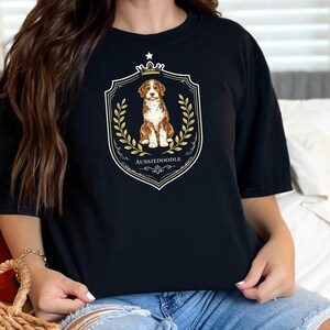 Geschenkidee für Doodle-Hunde in Komfortfarben, Aussiedoodle-Shirt mit königlichem Wappen, T-Shirt für Hundemama, königliches Haustierporträt, Hunde-Kunst im Vintage-Stil, Geschenk für Doodle-Liebhaber Bild 2