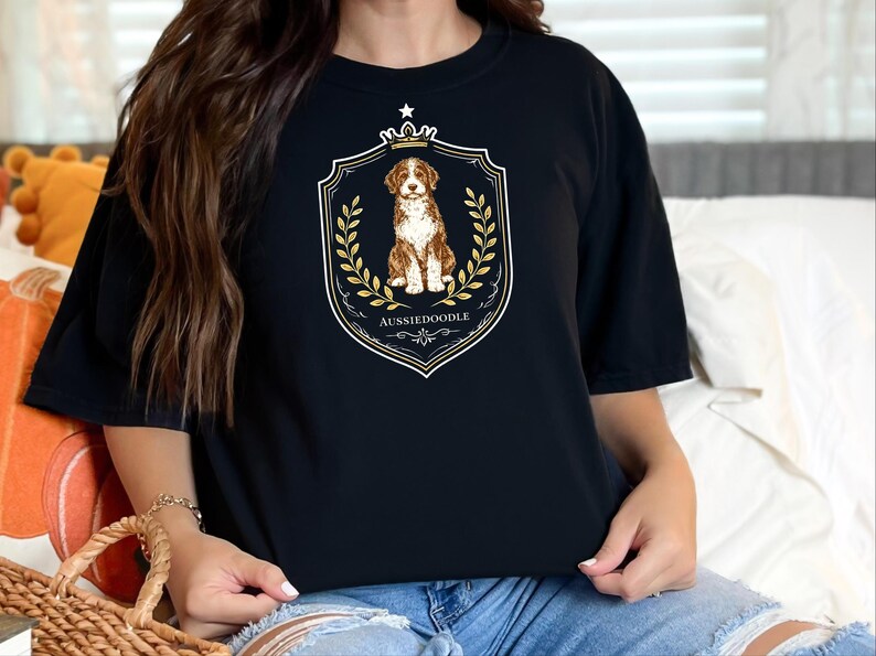 Geschenkidee für Doodle-Hunde in Komfortfarben, Aussiedoodle-Shirt mit königlichem Wappen, T-Shirt für Hundemama, königliches Haustierporträt, Hunde-Kunst im Vintage-Stil, Geschenk für Doodle-Liebhaber Bild 2