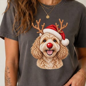 Camiseta de Natal com Maltipoo, Presente para Cachorro com Gorro de Papai Noel, Moletom de Natal para Pet, Camiseta com Filhote de Rena, Roupa de Natal para Amantes de Cães imagem 2