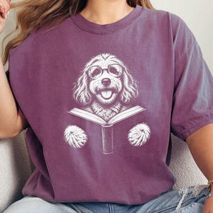 Camiseta para perro lector, camiseta para perro aficionado a los libros, regalo para amantes de los Cockapoo, camiseta de biblioteca, regalo vintage para mamás de Doodle, regalo para dueños de perros imagen 10