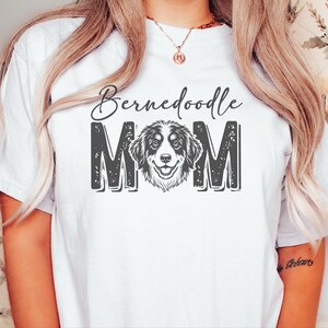 Comfort Colors T-shirt « Maman Bernedoodle hurlant à la lune », T-shirt chien rigolo, T-shirt années 90, Cadeaux amusants pour propriétaires de chiens, Hurlement à la lune, T-shirt chien rigolo image 1