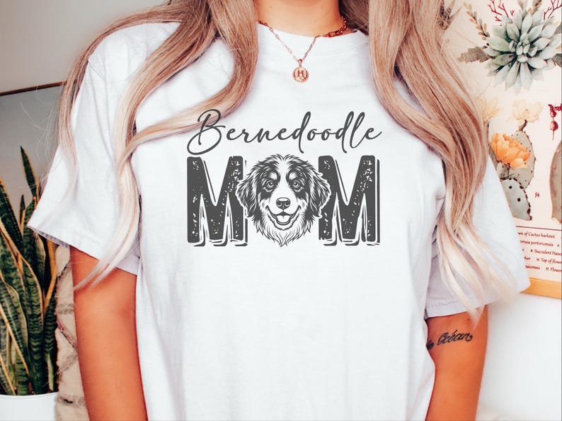 Comfort Colors T-shirt « Maman Bernedoodle hurlant à la lune », T-shirt chien rigolo, T-shirt années 90, Cadeaux amusants pour propriétaires de chiens, Hurlement à la lune, T-shirt chien rigolo image 1