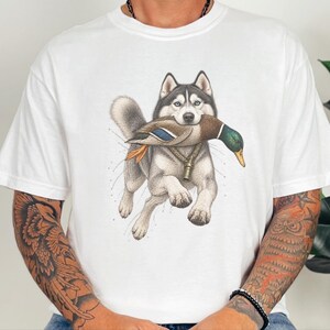 T-Shirt mit Siberian Husky-Motiv, Geschenk für Entenjäger, T-Shirt für Wasservogeljäger, Geschenk für Husky-Liebhaber, Entenjagd-Shirt, T-Shirt mit Wildtiermotiven, Geschenk für Naturliebhaber Bild 10