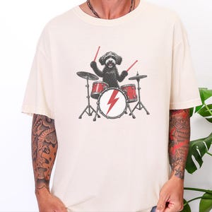 Maglietta nera da batterista Labradoodle, regalo per amanti della musica rock con cani, maglietta heavy metal con cuccioli, top da concerto retrò immagine 4