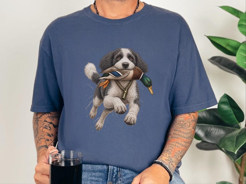 Sheepadoodle-Shirt, Geschenk für Entenjäger, Wasservogeljäger-Shirt, Sheepadoodle-Papa, Jagdhund-Kunst, Outdoor-Jagd-Shirt Bild 2