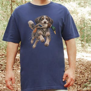 Aussiedoodle T-shirt voor de eendenjacht, cadeau voor watervogeljagers, retro natuur T-shirt, T-shirt voor eendenjagers afbeelding 1