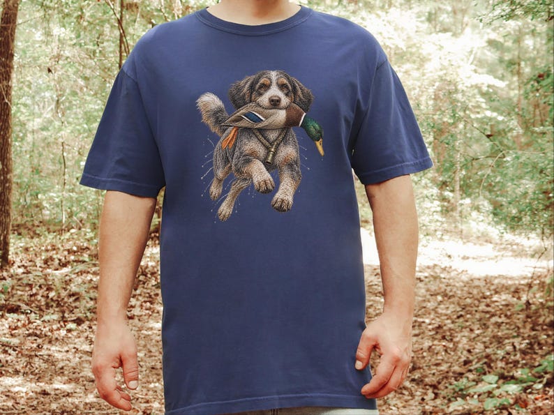 Aussiedoodle T-shirt voor de eendenjacht, cadeau voor watervogeljagers, retro natuur T-shirt, T-shirt voor eendenjagers afbeelding 1