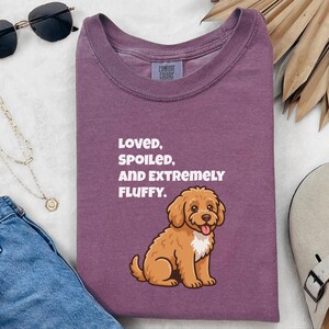 Comfort Colors Cavapoo-Hundemama-Shirt, „Geliebt, verwöhnt und extrem flauschig“-T-Shirt, Goldendoodle-Labradoodle-Besitzer-Sweatshirt, Doodle-Papa Bild 6