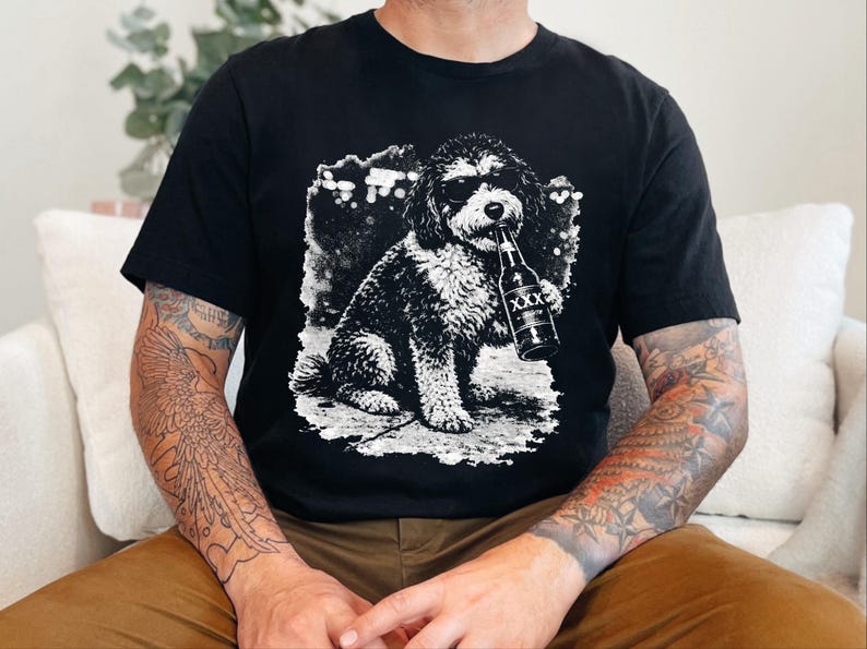 Bernedoodle Tee, Funny Bernedoodle Drinking Beer T-Shirt, Cartoon Dog, Dog Dad Gift, Beer Lover imagen 1