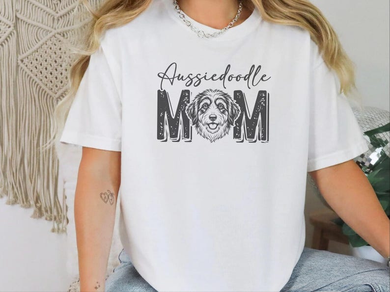 Comfort Colors Aussiedoodle Moeder Cadeau Shirt, Gepersonaliseerd Huisdier T-shirt met Hondenlijnkunst, T-shirt voor Aussie Doodle Liefhebbers, Hondenmama Crewneck Huisdiereigenaar Cadeau afbeelding 7