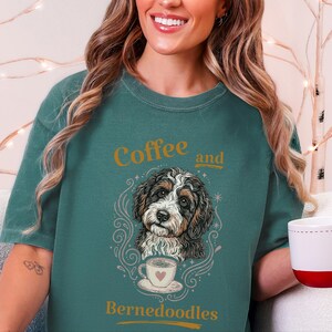 Camiseta Comfort Colors Bernedoodle, Camiseta de café y Bernedoodles, Estampado vintage de mascotas, Regalo para amantes de los perros, Arte cottagecore oscuro, Amante del té imagen 3
