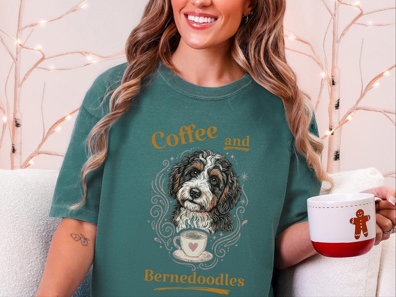Camiseta Comfort Colors Bernedoodle, Camiseta de café y Bernedoodles, Estampado vintage de mascotas, Regalo para amantes de los perros, Arte cottagecore oscuro, Amante del té imagen 3