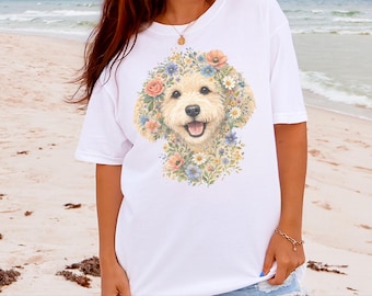 Camiseta Goldendoodle con corona floral, diseño de acuarela, estilo cottagecore, ideal para amantes de las mascotas.