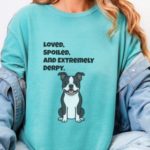 Comfort Colors rolig Bostonterrier-tröja, älskad, bortskämd och extremt derpy-tröja, nyckfull Bostonterrier-tröja för hundägare, rolig hundtröja bild 8
