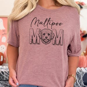 Koszulka dla mamy maltipoo, modna koszulka dla mamy psa, krzyżówka maltańczyka z pudlem, prezent dla właściciela maltipoo, koszulka dla kobiet, prezent dla właścicieli zwierząt domowych, modna koszulka dla mamy psa zdjęcie 2