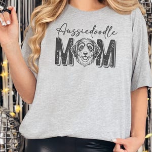 Camiseta de mamá de Aussiedoodle, camiseta de Doodle Mama, regalo personalizado para amantes de los perros, camiseta divertida para amantes del Aussie Doodle, camiseta de Doodle Mama imagen 3
