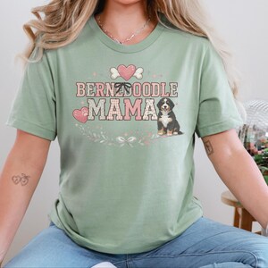 Bernedoodle-T-Shirt, Bernedoodle-Mama-Herz-Hundeknochen-Wappen, Hundesilhouette-Print, süßes Bernedoodle-Besitzer-Top, trendige Hundemama, Top für Hundeliebhaber Bild 4