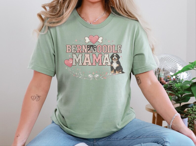 Bernedoodle-T-Shirt, Bernedoodle-Mama-Herz-Hundeknochen-Wappen, Hundesilhouette-Print, süßes Bernedoodle-Besitzer-Top, trendige Hundemama, Top für Hundeliebhaber Bild 4
