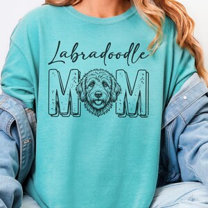 Comfort Colors Labradoodle Mama Shirt, T-shirt voor hondenliefhebbers, Gepersonaliseerd T-shirt voor huisdiereigenaren, Cadeaus voor hondenmama, Verjaardagscadeaus voor haar afbeelding 5