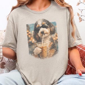 Aussiedoodle iskaffe-tröja, cool valp med solglasögon-tröja, kaffeälskare, husdjursägare-present, rolig doodle mamma pappa grafisk kläder, casual tröja bild 5