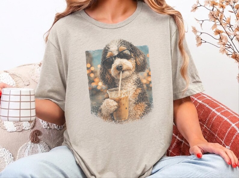 Aussiedoodle iskaffe-tröja, cool valp med solglasögon-tröja, kaffeälskare, husdjursägare-present, rolig doodle mamma pappa grafisk kläder, casual tröja bild 5
