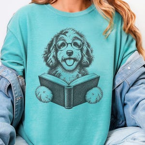 Maglietta per cani amanti dei libri, maglietta per amanti dei cani e dei libri, regalo per la mamma di un Aussiedoodle, maglietta per Aussiedoodle che legge, regalo per topi di biblioteca immagine 1