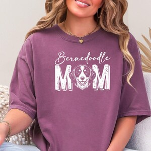 Comfort Colors T-shirt « Maman Bernedoodle hurlant à la lune », T-shirt chien rigolo, T-shirt années 90, Cadeaux amusants pour propriétaires de chiens, Hurlement à la lune, T-shirt chien rigolo image 2