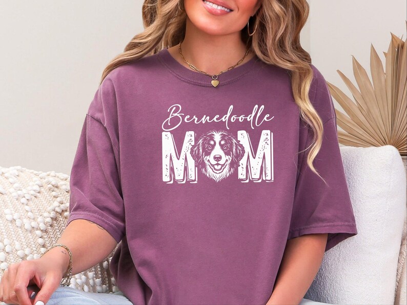 Comfort Colors T-shirt « Maman Bernedoodle hurlant à la lune », T-shirt chien rigolo, T-shirt années 90, Cadeaux amusants pour propriétaires de chiens, Hurlement à la lune, T-shirt chien rigolo image 2