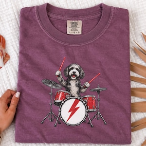 Aussiedoodle Rock Drummer Shirt, Drumspeler T-shirt, Cadeau voor Muziekliefhebber, Hondenbandshirt afbeelding 1