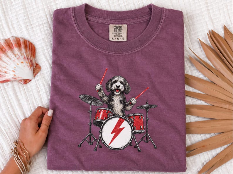 Aussiedoodle Rock Drummer Shirt, Drumspeler T-shirt, Cadeau voor Muziekliefhebber, Hondenbandshirt afbeelding 1