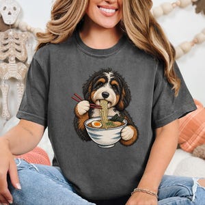 Bernedoodle Ramen T-shirt, cadeau voor ramenliefhebbers, cadeau voor Bernedoodle hondenmoeder, T-shirt met Japans eten, grappig T-shirt met hondenprint afbeelding 10