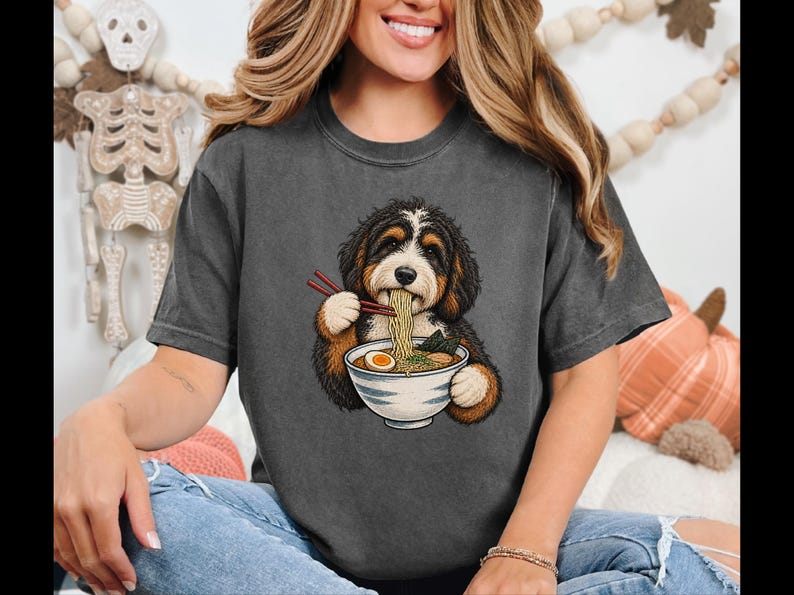 Bernedoodle Ramen T-shirt, cadeau voor ramenliefhebbers, cadeau voor Bernedoodle hondenmoeder, T-shirt met Japans eten, grappig T-shirt met hondenprint afbeelding 10
