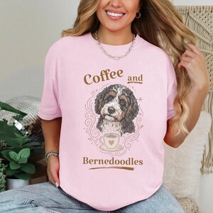 Camiseta Comfort Colors Bernedoodle, Camiseta de café y Bernedoodles, Estampado vintage de mascotas, Regalo para amantes de los perros, Arte cottagecore oscuro, Amante del té imagen 6