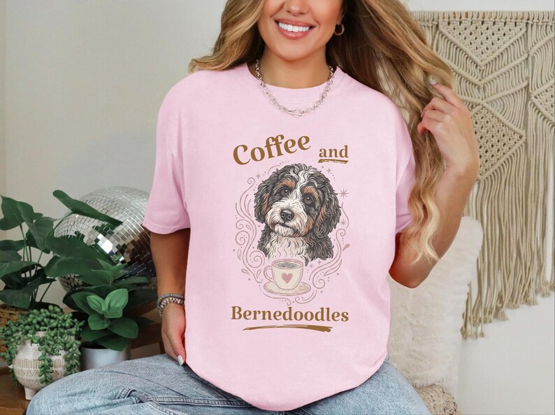 Camiseta Comfort Colors Bernedoodle, Camiseta de café y Bernedoodles, Estampado vintage de mascotas, Regalo para amantes de los perros, Arte cottagecore oscuro, Amante del té imagen 6