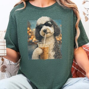 Camiseta de perro con café, camiseta de perro Sheepadoodle con café helado, camiseta divertida de Sheepadoodle, camiseta de verano para amantes del café, camiseta de mamá de Sheepadoodle imagen 2