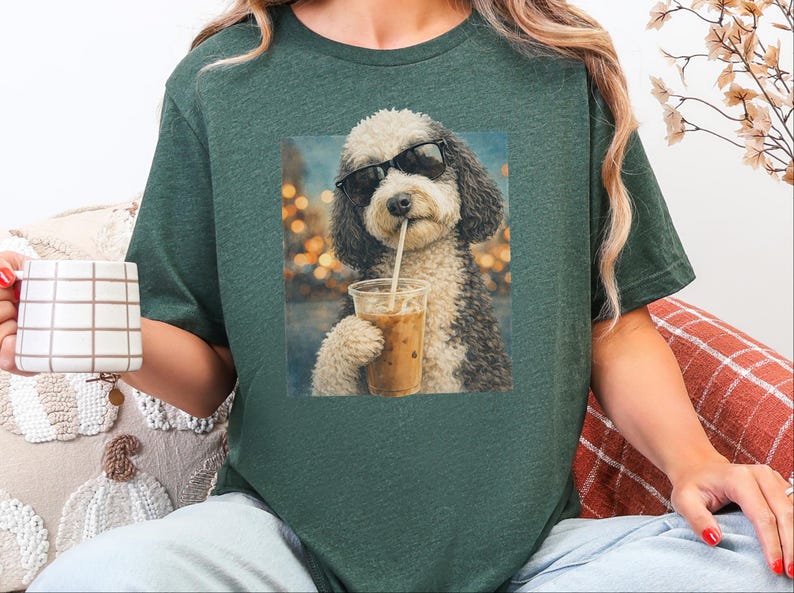Camiseta de perro con café, camiseta de perro Sheepadoodle con café helado, camiseta divertida de Sheepadoodle, camiseta de verano para amantes del café, camiseta de mamá de Sheepadoodle imagen 2