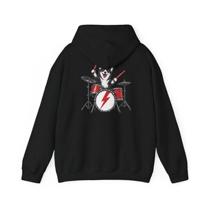 Maglietta per papà Corgi, idea regalo per batterista, maglietta rock con cane, maglietta per appassionati di musica, Corgi che suona la batteria, regalo divertente per amanti dei cani, maglietta con merchandising di una band immagine 11