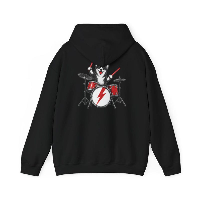 Maglietta per papà Corgi, idea regalo per batterista, maglietta rock con cane, maglietta per appassionati di musica, Corgi che suona la batteria, regalo divertente per amanti dei cani, maglietta con merchandising di una band immagine 11