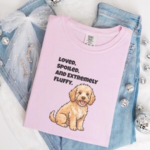 T-shirt Comfort Colors pour maman de Cockapoo, T-shirt « Aimée, gâtée et extrêmement douce », T-shirt pour propriétaire de Goldendoodle, Vêtements pour amoureux des chiens Cavapoo image 6