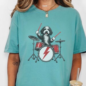 Rockmusiker, trummis, presentidé, hundälskare, rockstjärna, hund bild 3