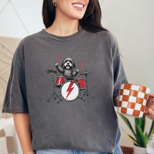 Cavapoo-shirt, cadeau voor Cavapoo-moeder, rockende drummer-shirt, hond die drumt, shirt voor muziekliefhebbers, rockband-shirt, grappig cadeau voor hondenbezitters afbeelding 4