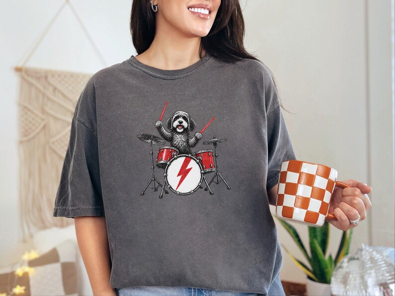 Cavapoo-shirt, cadeau voor Cavapoo-moeder, rockende drummer-shirt, hond die drumt, shirt voor muziekliefhebbers, rockband-shirt, grappig cadeau voor hondenbezitters afbeelding 4