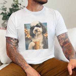 Camiseta de perro con café, camiseta de perro Sheepadoodle con café helado, camiseta divertida de Sheepadoodle, camiseta de verano para amantes del café, camiseta de mamá de Sheepadoodle imagen 7