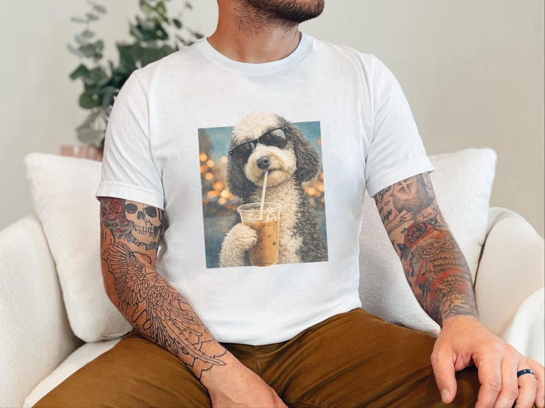 Camiseta de perro con café, camiseta de perro Sheepadoodle con café helado, camiseta divertida de Sheepadoodle, camiseta de verano para amantes del café, camiseta de mamá de Sheepadoodle imagen 7