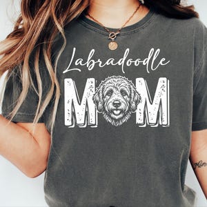 Comfort Colors Labradoodle Mama Shirt, T-shirt voor hondenliefhebbers, Gepersonaliseerd T-shirt voor huisdiereigenaren, Cadeaus voor hondenmama, Verjaardagscadeaus voor haar afbeelding 8