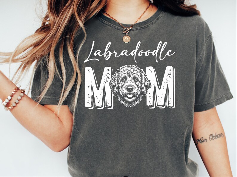 Comfort Colors Labradoodle Mama Shirt, T-shirt voor hondenliefhebbers, Gepersonaliseerd T-shirt voor huisdiereigenaren, Cadeaus voor hondenmama, Verjaardagscadeaus voor haar afbeelding 8
