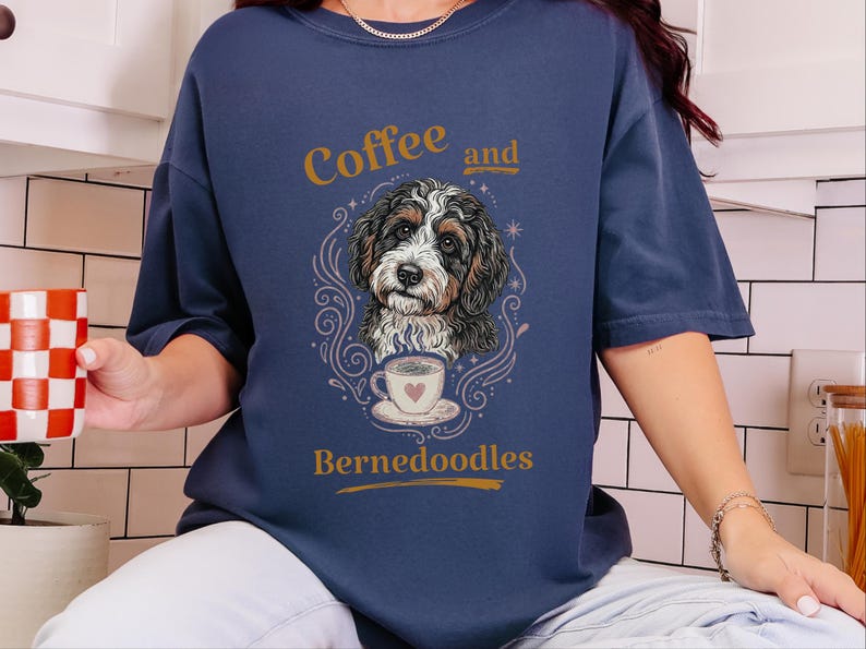 Camiseta Comfort Colors Bernedoodle, Camiseta de café y Bernedoodles, Estampado vintage de mascotas, Regalo para amantes de los perros, Arte cottagecore oscuro, Amante del té imagen 5