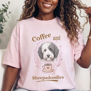 Comfort Colors Sheepadoodle T-shirt, Koffie en Sheepadoodles Grappig T-shirt voor Hondenliefhebbers, Doodle Mom Life, Speelse Dierenkunstprint, Cadeau voor Huisdierbezitter afbeelding 6